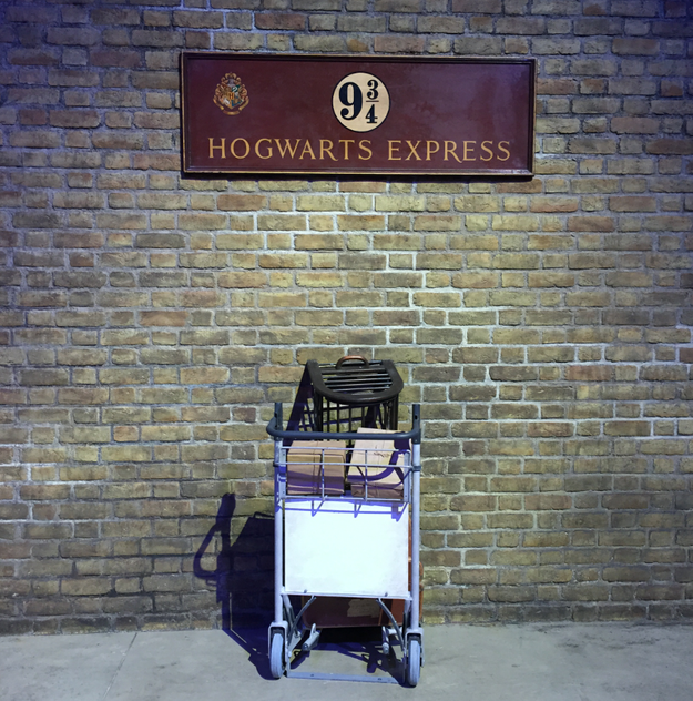 Le quai 9 3/4 Entrez dans les coulisses du tournage de Harry Potter à Londres ! Elle