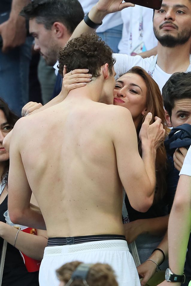 http://resize1-elle.ladmedia.fr/r/638,,forcex/img/var/plain_site/storage/images/people/la-vie-des-people/news/france-argentine-tendres-embrassades-entre-les-bleus-et-leurs-familles-apres-la-victoire/benjamin-pavard-a-retrouve-sa-compagne-rachel-legrain-trapani/88099397-1-fre-FR/Benjamin-Pavard-a-retrouve-sa-compagne-Rachel-Legrain-Trapani.jpg