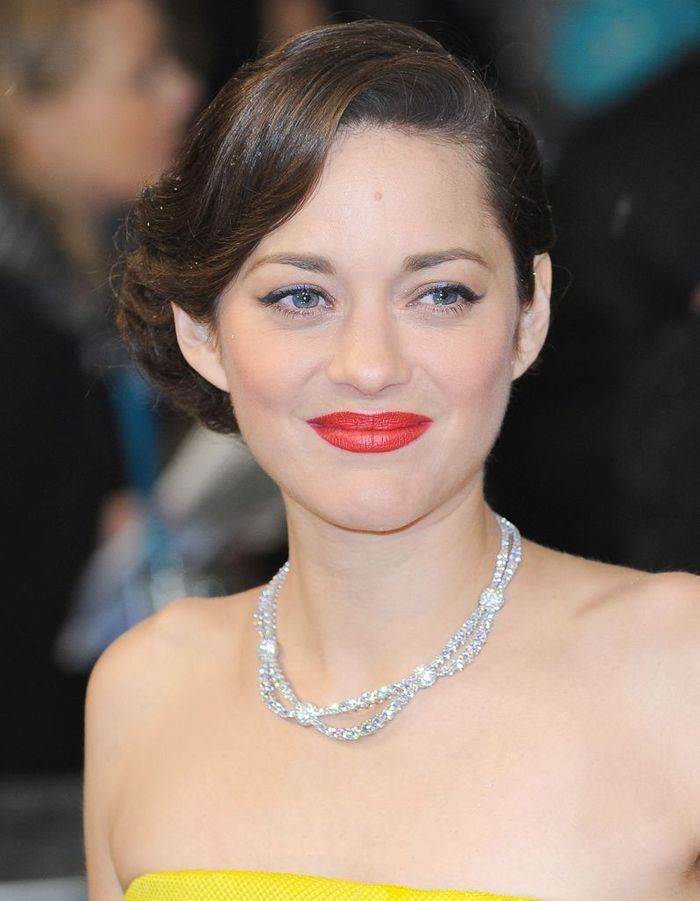 Le chignon rétro de Marion Cotillard 1 carré 9 possibilités : Marion