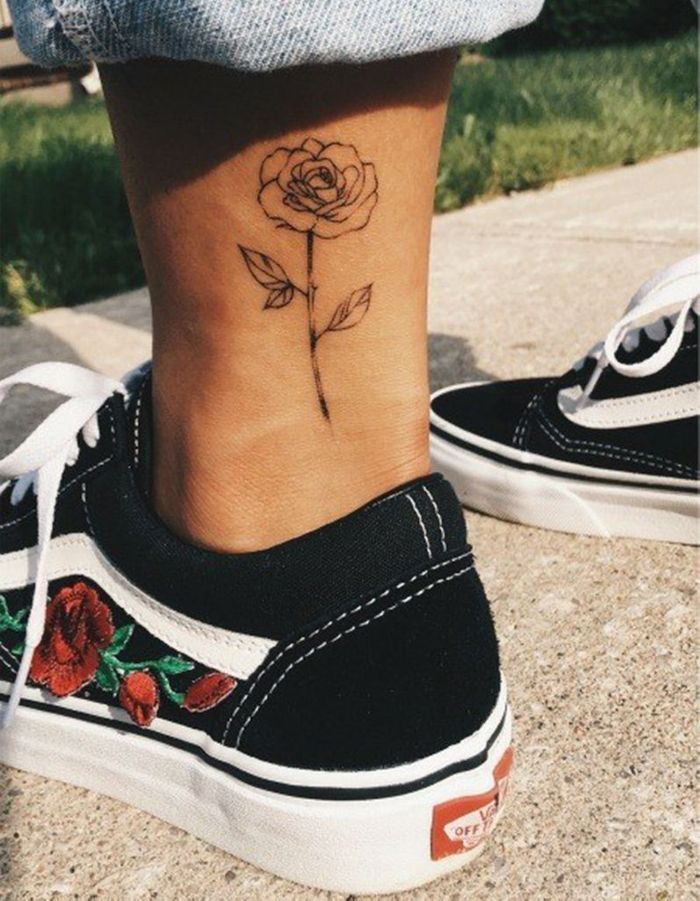 Tatouage végétal cheville