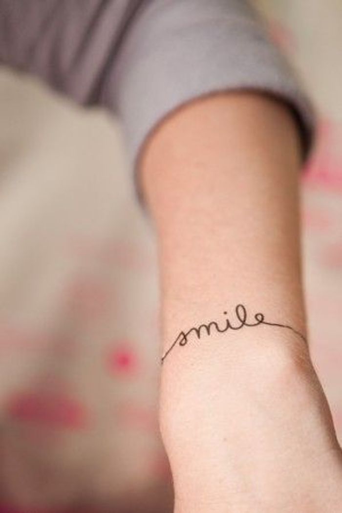 Tatouage poignet avec lettre