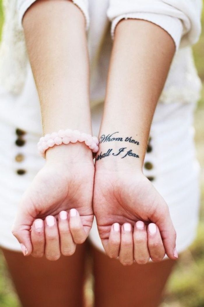 tatouage poignet calligraphie tatouage 40 jolies id 233 es tatouage poignet calligraphie tatouage 40 jolies id 233 es