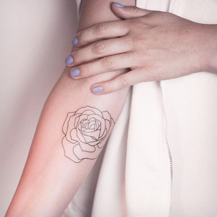 Tatouage rose bras femme