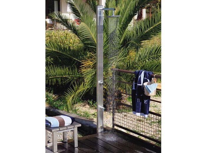 Les douches d'extérieur s'invitent au jardin Elle Décoration