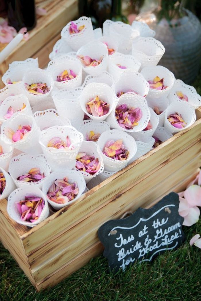 Pétales de roses confettis Des Pétales de roses pour un mariage ultra
