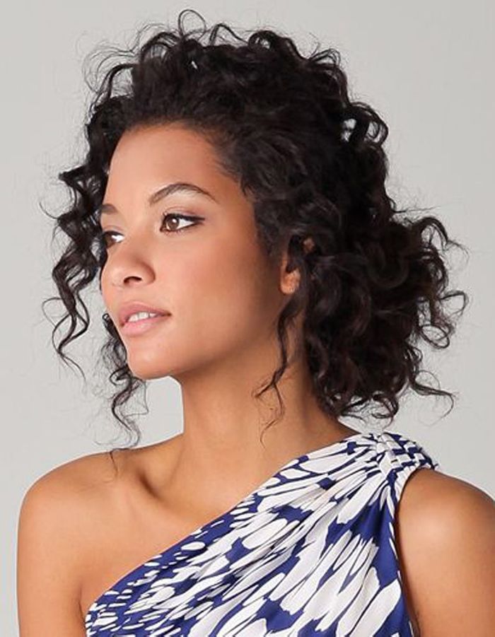 Coiffure cheveux frisés attachés