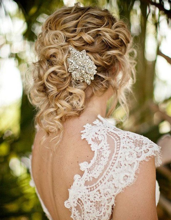 Coiffure cheveux frisés pour mariage