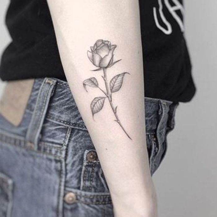 Tatouage rose côté