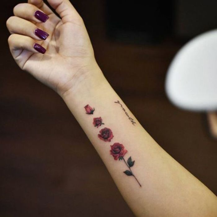 Tatouage rose poignet